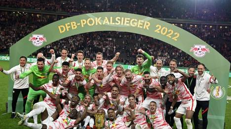 Im Mai knallten bei RB Leipzig die Champagnerkorken. Mit dem Sieg im DFB-Pokal setzt der Klub ein Zeichen. Doch es gab auch negative Schlagzeilen.