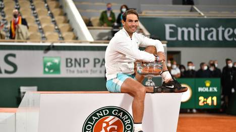 Machtdemonstration! Rafael Nadal besiegt Novak Djokovic und feiert damit den 13. French-Open-Sieg. Der Spanier zieht durch den Triumph in Paris mit Roger Federer gleich.