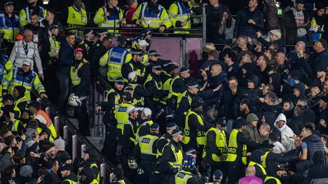 Beim Vorrundenspiel zwischen West Ham United und dem RSC Anderlecht in der Conference League ist es am Donnerstag zu heftigen Ausschreitungen gekommen.