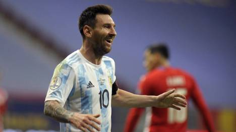 Superstar Lionel Messi hat sich mit einer Gala zum Vorrundenabschluss der Copa America zum neuen Rekordnationalspieler Argentiniens gekrönt und jagt nun Pélé.