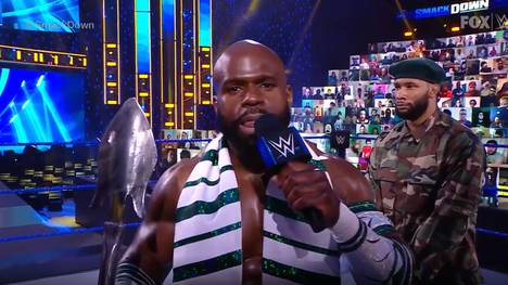 Mit Leibwache und afrikanischem Akzent: Apollo Crews präsentiert sich bei WWE Friday Night SmackDown in neuer Rolle als böser Warlord.