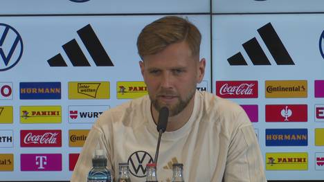 Niclas Füllkrug wird immer wieder für seinen Charakter gelobt. Der DFB-Stürmer bringt auf der Pressekonferenz deswegen eine Anekdote, die mit Mario Basler zu tun hat.