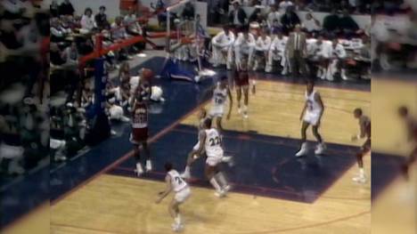 Michael Jordan gilt als der vielleicht beste Basketball-Spieler der Geschichte. Im März 1990 zeigte MJ im Trikot der Chicago Bulls, wieso er diesen legendären Status innehat.