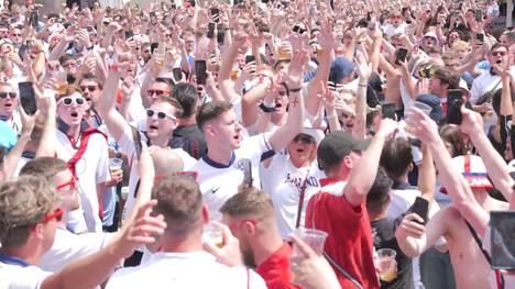 Vor dem Achtelfinale gegen die Slowakei feiern die englischen Fans in Gelsenkirchen und bringen sich in Stimmung für das erste K.O.-Spiel. 