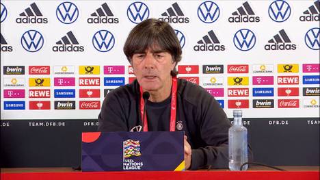 Joachim Löw schwärmt auf der Pressekonferenz von Manuel Neuer und erklärt, warum sein Torhüter für ihn "Gold wert ist".