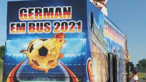 Ein schwarz-rot-gold geschmückter Fan-Bus hat die Vorbereitung der deutschen Fußball-Nationalmannschaft auf das EM-Spiel gegen Portugal am Samstag gestört. 
