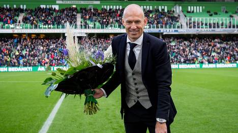 Arjen Robben wird beim FC Groningen verabschiedet. Er kommt stilecht mit dem Hollandrad zum Stadion.