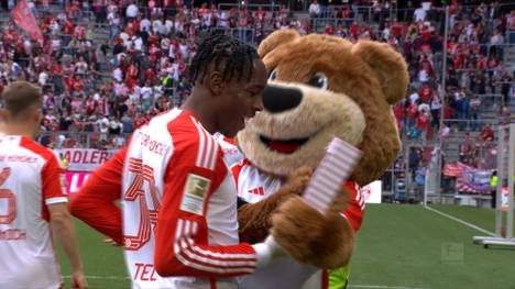 Mathys Tel feiert beim 2:1-Sieg gegen Eintracht Frankfurt seinen 19. Geburtstag. Zur Feier des Tages wird das Sturm-Juwel von Bayern-Maskottchen Berni beschenkt.