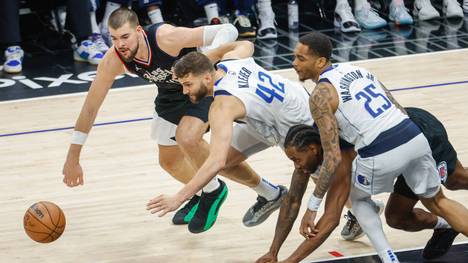 Das Playoff-Duell zwischen den Dallas Mavericks und den Los Angeles Clippers ist auch das deutsche Duell zwischen Maxi Kleber und Daniel Theis. Mavs-Profi Kleber ist begeistert - und lobt einen weiteren deutschen NBA-Profi.