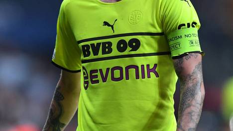 Borussia Dortmund ist von einem Trikotsponsoren für das schwache Abschneiden in den Pokalwettbewerben indirekt kritisiert worden.