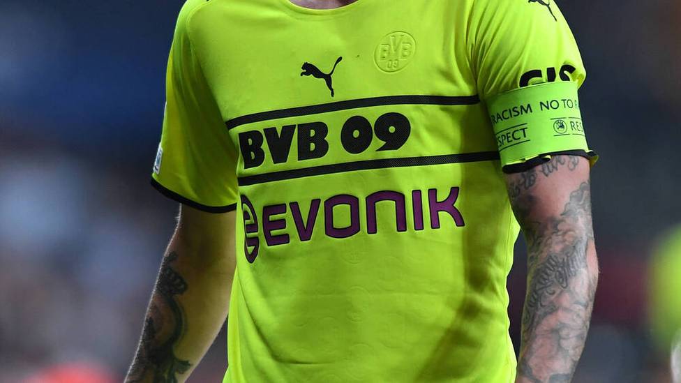Borussia Dortmund ist von einem Trikotsponsoren für das schwache Abschneiden in den Pokalwettbewerben indirekt kritisiert worden.