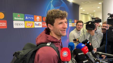 Nach dem Spiel gegen Kopenhagen wird Thomas Müller darauf angesprochen, ob er neben Manuel Neuer ebenfalls den Vertrag verlängert. Der Bayern-Star reagiert humorvoll.