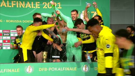 Edin Terzic holt den fünften Pokalsieg der Dortmunder Vereinsgeschichte. Nach dem Spiel wird die Pressekonferenz mit einer Bierdusche für den Trainer beendet.