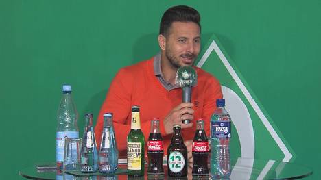 Die lange aktive Karriere von Claudio Pizarro ist nun endgültig beendet. Auf einer Pressekonferenz spricht die Bundesliga-Legende über seine Zukunft. Was diese konkret für ihn bereit hält, weiß der Peruaner noch nicht.