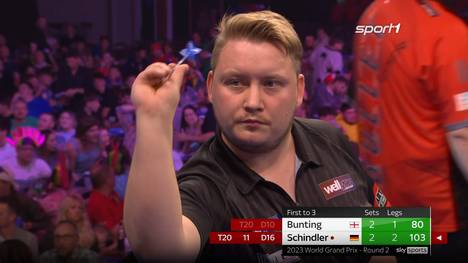 Martin Schindler bezwingt den Engländer Stephen Bunting und steht somit im Viertelfinale des Darts World Grand Prix, obwohl er im ersten Leg eine Höchststrafe kassiert. 