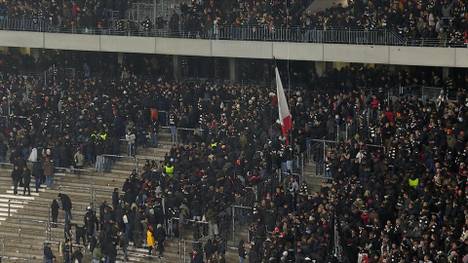 Schon vor dem Spiel zwischen Frankfurt und Stuttgart verlassen die Eintracht-Ultras geschlossen den Block. Der Grund ist eine Auseinandersetzung vor dem Stadion.