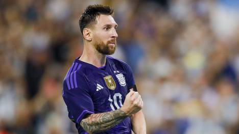 Superstar Lionel Messi hat die nächste Schallmauer durchbrochen. Mit Argentinien feierte er jetzt seinen 100. Sieg.