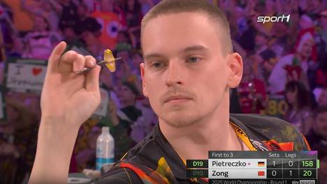 Ricardo Pietreczko gewinnt sein Erstrundematch der Darts WM 2025 souverän mit 3:0 gegen Xiao Chen Zong - ein Highfinish ist das Sahnehäubchen.