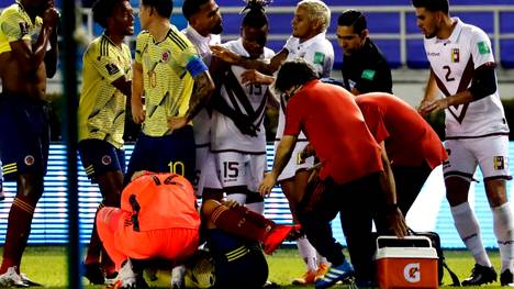Bitterer Tag für Santiago Arias: Der Neuzugang von Bayer Leverkusen verletzte sich in einem Länderspiel für Kolumbien schwer.