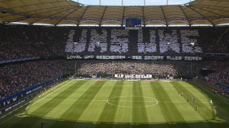 Mit Uwe Seeler ist der größte Spieler der Hamburger Vereinsgeschichte gestorben. Beim Heimspiel gegen Hansa Rostock wurde "Uns Uwe" emotional verabschiedet.