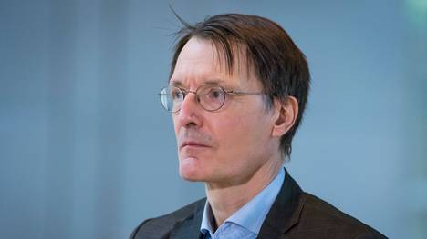SPD-Gesundheitsexperte Karl Lauterbach spricht sich eine Verschiebung der EM ins Jahr 2022 aus. 
