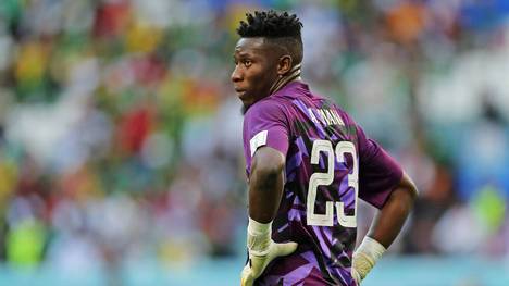 Kameruns Torhüter Andre Onana stand beim zweiten Spiel der WM in Katar nicht im Tor seiner Mannschaft. Grund ist wohl ein Streit mit Coach Rigobert Song.