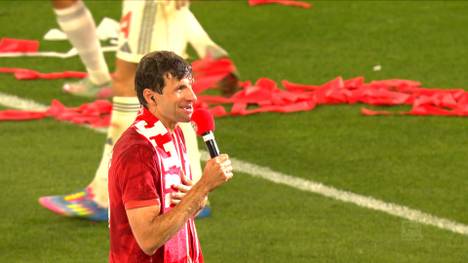 Thomas Müller muss bei seinem Abschied in der Allianz Arena noch unbedingt einen makaberen Spaß loswerden. Humor ist eben sehr individuell.