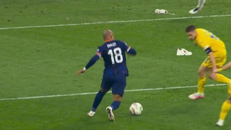 Im Achtelfinale der UEFA EURO 2024 zwischen Rumänien und den Niederlanden kommt es zu einer kuriosen Szene. Vor dem 3:0 von Oranje liegen auf einmal zwei Sneaker auf dem Feld.