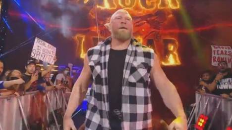 Bei WWE Friday Night SmackDown unterschreiben Universal Champion Roman Reigns und Brock Lesnar die Verträge für ihr Duell bei Crown Jewel. Lesnar treibt am Ende einen Keil in Reigns' Lager.