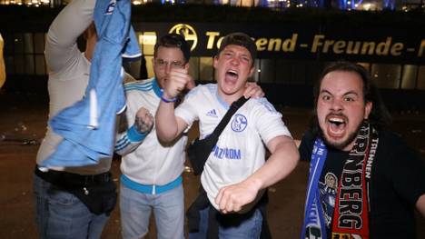der FC Schalke 04 feiert den Wiederaufstieg in die Bundesliga. So emotional feiern die Fans vor dem Stadion