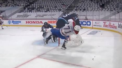 Horror-Check in der NHL: Jake Evans wird bei einem Tor brutal abgeräumt. Der Montréal-Stürmer bleibt regungslos liegen und muss auf einer Trage vom Eis gebracht werden.