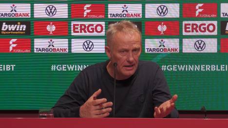 Bei einer Pressekonferenz mit Christian Streich vor dem DFB-Pokal gegen Sandhausen führt die Frage nach den Führungsspielern zu einem Missverständnis. 