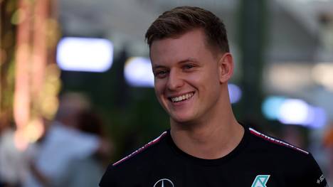 Mick Schumacher gibt sich trotz seiner Reserve-Rolle kämpferisch und hat noch hohe Ambitionen in der Formel 1: „Ziel ist es, 2024 wieder in die Formel 1 zu kommen“, sagte Schumacher gegenüber Sky.