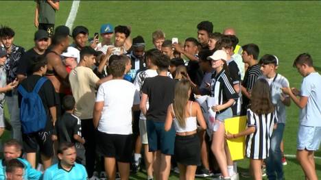 Mainz 05 gewinnt sein Testspiel gegen Newcastle United mit 1:0. Doch erst nach dem Spiel, kommt es zu spektakulären Szenen. zahlreiche Fans sorgen für einen Platzsturm.