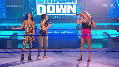 Charlotte Flair ist zu Gast bei WWE Friday Night SmackDown - und richtet eine pikante Frage an Bayleys Kampfgefährtin Sasha Banks.