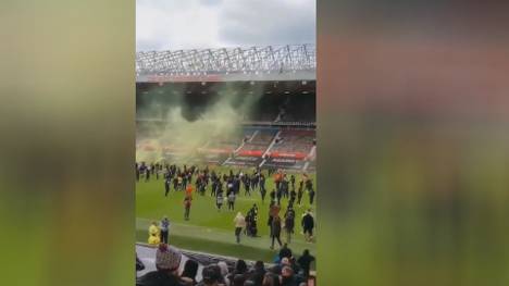 Vor Anpfiff der Partie gegen den FC Liverpool stürmten Anhänger von Manchester United während ihrer Proteste das eigene Stadion. Das Spiel beider Rivalen wurde abgesagt.