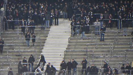 Nach den Fan-Krawallen am Wochenende will Eintracht Frankfurt einen Schritt zurück zur Normalität machen.