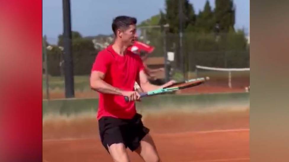 Sport-Pause? Kennt Robert Lewandowski nicht. Selbst im Urlaub auf Mallorca spielte der Pole Tennis und forderte dabei gleich Rafael Nadal heraus.