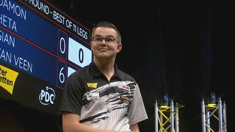 Supertalent Gian van Veen lässt beim European Darts Matchplay sein Potenzial aufblitzen. Der Niederländer verpasst Damon Heta einen Whitewash.