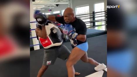 Mike Tyson verblüfft die Boxwelt vor seinem Comeback-Kampf gegen Roy Jones Jr. einmal mehr: Er erwischt seinen eigenen Trainer mit einer heftigen Rechten.