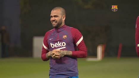 Dani Alves ist zurück beim FC Barcelona. Mit den Katalanen holte er zwischen 2008 und 2016 23 Titel. Nun stand er erstmals wieder auf dem Trainingsplatz.