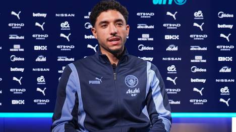 Der Wechsel von Omar Marmoush zu Manchester City ist offiziell. Der Ägypter spricht über Pep Guardiola und Erling Haaland, zwei Personen, die den Ex-Frankfurter überzeugten, zu den Skyblues zu wechseln.