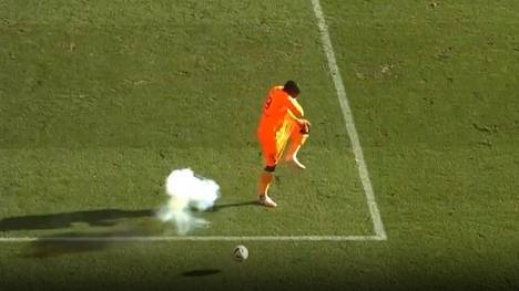 Das Spiel zwischen Montpellier und Clermont wurde beim Stand von 4:2 abgebrochen. Gäste-Keeper Mory Diaw musste nach dem Explodieren eines Feuerwerkskörpers vom Platz getragen werden.