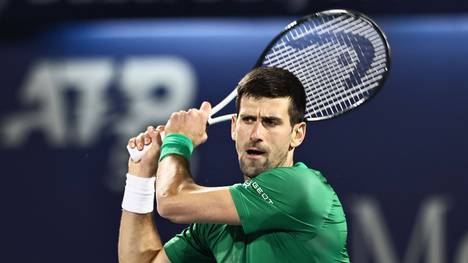 Novak Djokovic feiert bei seinem verspäteten Saisonstart einen klaren Sieg. Der Serbe wird dabei mit Sprechchören bedacht. Djokovic spricht danach auch über den Australian-Open-Sieg von Nadal.