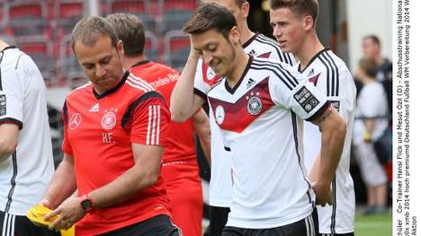 Bundestrainer Hansi Flick und Ilkay Gündogan äußern sich vor dem Freundschaftsspiel gegen Israsel auch zur Suspendierung von Mesut Özil bei Fenerbahce.