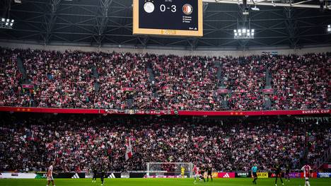 Ajax Amsterdam in der Krise! Nach dem Spielabbruch gegen Feyenoord, muss Sportdirektor Mislintat gehen. Wie geht es weiter?