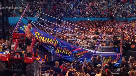 Der wildeste Moment der WWE-Megashow SummerSlam: Brock Lesnar fährt für sein Match gegen Roman Reigns einen Traktor auf und hebt damit den Ring aus den Angeln - mitsamt seines Gegners!