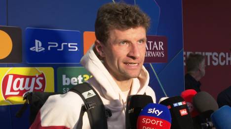 Nach dem Sieg der Bayern in der Königsklasse ist die Laune bei Thomas Müller gut - er wünscht sich von den Reportern etwas mehr Lob. 