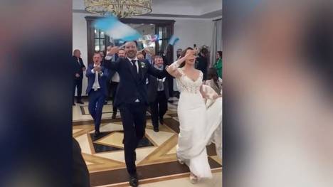So sehen richtige Fans aus. Anhänger der SCC Neapel zeigen selbst auf ihrer eigenen Hochzeit die Verbundenheit und Liebe zum Verein. 