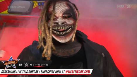 Bei WWE SmackDown scheint sich Bray Wyatt bei einer Attacke von Braun Strowman schwer verletzt zu haben. Sein maskiertes Alter Ego hat jedoch das letzte Wort ...